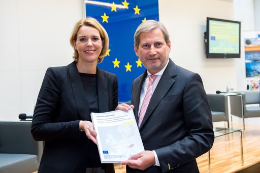 http://www.apa-fotoservice.at/galerie/6025 Im Bild
v.l.n.r: Sonja STESSL (Staatssekretärin im Bundeskanzleramt) und
Johannes HAHN (EU-Kommissar für Regionalpolitik)
