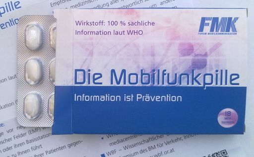 Die Idee zur Mobilfunkpille hat einen ernsten
Hintergrund. Ihr "Wirkstoff" ist die Expertise der WHO am
Beipacktext. Tatsächlich handelt es sich um Pfefferminzbonbons.