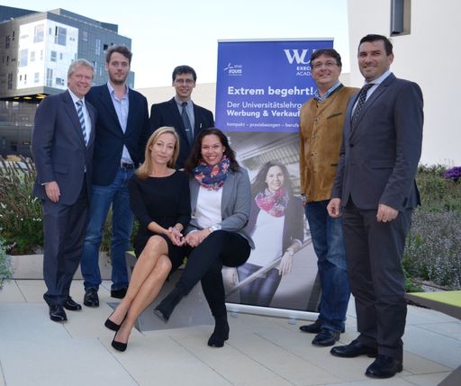 v.l.n.r. Mag. Willy Lehmann, Nicholas
Bettschart* und Andreas Grassl* (hinten), Mag. Cécile-Veronique
Brunner* und Bernadette Wohlmuth* (vorne sitzend), Ass. Prof. Mag.
Dr. Dieter Scharitzer, Mag. Paul Ranefeld* (rechts)mit Stephanie
Hahn in der Mitte (*Preisträger Best of Marketing 2014; WU Executive
Academy)