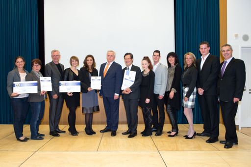 http://www.apa-fotoservice.at/galerie/6029 Die
strahlenden Gewinner des Betrieblichen Sozialpreises 2014 mit
Sozialminister Rudolf Hundstorfer.
