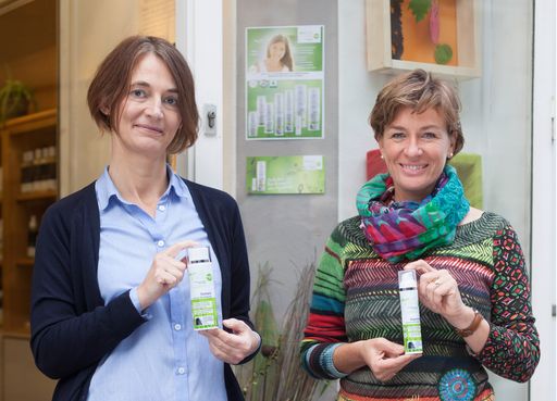  Foto mysalifree_01.jpg Bildtext: Esther Mayrhofer
(links), Inhaberin der Naturkosmetik Josefstadt, hat seit kurzem
mysalifree im Programm. Mag. Ulrike Ischler schließt mit
"mysalifree" - die weltweit erste salicylatfreie biozertifizierte
Pflegelinie - eine Versorgungs-Lücke.