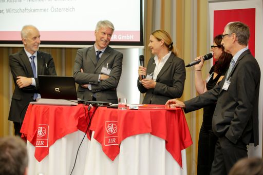 Vorschau Bild von Vertreter aus Handel und Banken diskutieren zum Thema: "Geplante
Deckelung der Interchange Fee: Entlastung für den Handel,Bürde für
die Banken?"