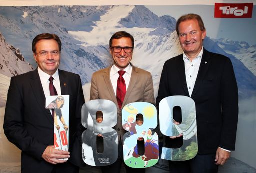  Die organisierte Tourismuswerbung in Tirol feiert ihren 125er:
Landeshauptmann Günther Platter, Tirol Werbung-GF Josef Margreiter
und WK-Spartenobmann Harald Ultsch (v.l.) weisen auf das Jahr 1889
hin, als der Verein zur Hebung des Fremdenverkehrs in Nordtirol
gegründet wurde.