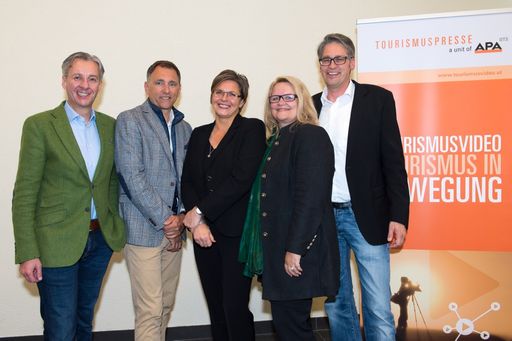 Ab sofort stellt APA-OTS Tourismuspresse ihren
Kunden ein neues exklusives Verbreitungs- und Platzierungsnetzwerk
für redaktionell gestaltete Videobeiträge zur Verfügung. Das Angebot
wurde gestern vor zahlreichen Besuchern aus Tourismus, Medien, PR
und Marketing aus der Taufe gehoben. Im Bild v.l.n.r.: Gerhard
Walter (GF Kitzbühel Tourismus), Oliver Schwarz (GF Ötztal
Tourismus), Karin Thiller (GF APA-OTS), Sonja Wasner (stv.CR
Prost-Magazin), Stefan Kröll (GF pro.media kommunikation)