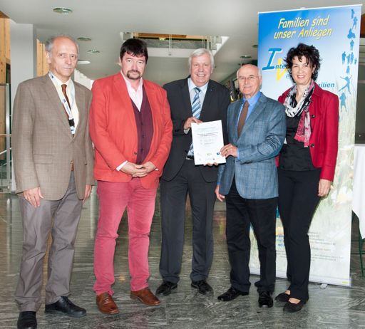 BILD zu OTS, v.l. Univ.-Prof. Dr. Martin Jäggle (Referent), Dr.
Egyd Gstättner (Referent), Mag. Johann Heuras (2. Präsident des NÖ
Landtages), Prof. Dr. Josef Grubner (Präsident der
Interessenvertretung der NÖ Familien), Dipl.-Verw. (FH) Sybille Pöck
(Geschäftsstellenleiterin der Interessenvertretung der NÖ Familien)