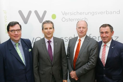  http://www.apa-fotoservice.at/galerie/6024 Im Bild
v.l.n.r.: Dr. Louis Norman-Audenhove, Generalsekretär des
österreichischen Versicherungsverbandes VVO; Hartwig Löger,
VVO-Vizepräsident und Vorstandsvorsitzender UNIQA Österreich
Versicherungen AG; Dr. Othmar Thann, Direktor des KFV und General
und Franz Lang, Direktor des Bundeskriminalamtes