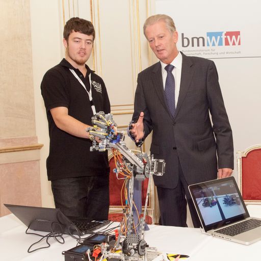 Vizekanzler und Wissenschaftsminister Reinhold Mitterlehner
steuert einen Roboterarm für Recycling.