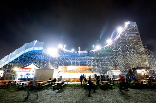 Das komplizierteste und gleichzeitig attraktivste Element des
Festivals ist die Wettbewerbs-Schanze, die sich knapp 40 Meter über
die Donauinsel erhebt. Die zehn Stockwerke hohe, 100 Meter lange und
20 Meter breite Rampe wird mit mehreren hundert Tonnen Schnee
bedeckt. Die 220-250 Tonnen Schnee halten dank ausgeklügelter
Technik auch Temperaturen weit über den Gefrierpunkt aus.
