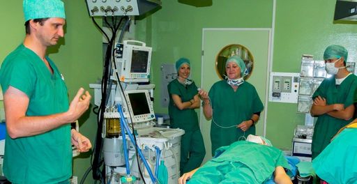 Primarius Dr. Josef Stark erklärt, welche
Körperfunktionen unter Narkose überwacht werden