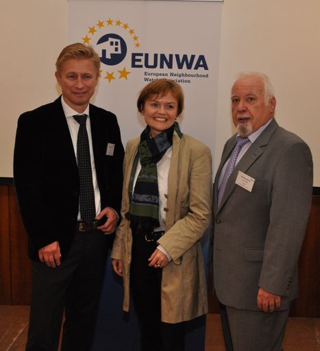  v.l.n.r. Marcel Zethoven (NL), internationaler
Präventionsexperte, Bezirksvorsteherin Wien 13. Mag.a Silke Kobald,
Karl Brunnbauer (proNACHBAR)