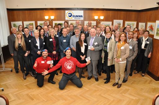 Vorschau Bild von Vom 23. bis 24. Oktober 2014 fanden sich 40
Delegierte von 25 Nachbarschaftsorganisationen aus 19 europäischen
Ländern ein, um gemeinsam EUNWA aus der Taufe zu heben.