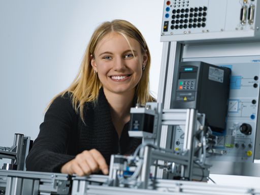 Lehrlinge brauchen neben der betrieblichen
Ausbildung und der Berufsschule ein drittes Angebot für
Spezialthemen. Und dabei sollen sie von den Besten auf dem
jeweiligen Gebiet lernen.