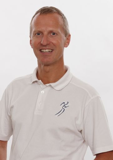 Ao. Univ.-Prof. Dr. Christian Gäbler (Facharzt für
Unfallchirurgie und Sporttraumatologie, Medical Director Vienna City
Marathon, Teamarzt Österr. Nationalteam American Football, Teamarzt
Raiffeisen Vikings American Football Club, Chief Medical Officer
EURO 2008, Chief Medical Officer American Football-Weltmeisterschaft
2011, 2014)