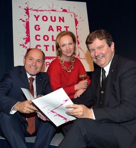  Im Bild v.l.n.r.: LH.Stv. Mag. Wolfgang Sobotka,
Mag. Andrea Jungmann (Senior Director Sotherby`s Österreich), Dr.
Peter Harold (Generaldirektor HYPO Niederösterreich)