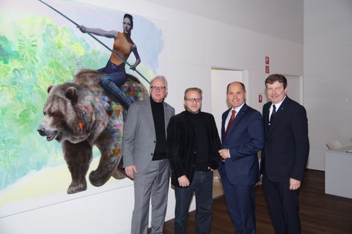 Vorschau Bild von Im Bild v.l.n.r.: Mag. Carl Aigner (Direktor NÖ
Landesmuseum und Vorsitzender künstlerischer Fach-Beirat HYPO NOE
Young Art Collection), Vernissage-Künstler Alex Kiessling, Dr. Peter
Harold (Generaldirektor HYPO Niederösterreich)