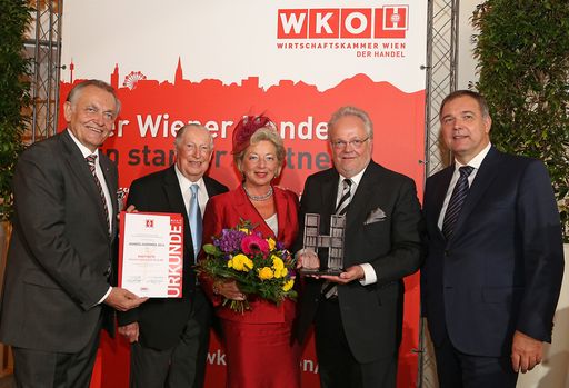  Händler aus Leidenschaft: Familie Nagy (KommR Leo
Nagy Senior, Elisabeth und Geschäftsführer KommR Leo Nagy) erhielt
den HANDELSHERMES 2014 für 90-jährige erfolgreiche
Unternehmensführung von Wirtschaftskammer Präsident Walter Ruck
(li.) und Handels-Spartenobmann KommR Erwin Pellet (re.)