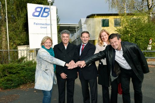  Entwicklungsagentur Kärnten - Betriebsansiedlung BB
Feinmechanik GmbH. Vizebürgermeisterin Dr. Maria-Luise Mathiaschitz,
Marco Bartoletti/CEO BB SpA, Landesrat Christian Benger, Sabrina
Schütz-Oberländer/EAK-Geschäftsführung, Bürgermeister Christian
Scheider vor dem Gebäude der BB Feinmechanik in Klagenfurt
(C)fritzpress