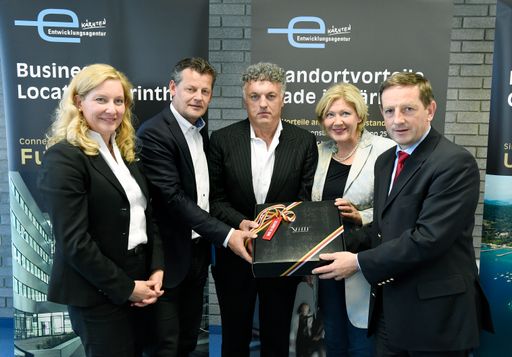 Vorschau Bild von Entwicklungsagentur Kärnten - Betriebsansiedlung BB
Feinmechanik GmbH. Sabrina Schütz-Oberländer/EAK-Geschäftsführung,
Bürgermeister Christian Scheider, Marco Bartoletti/CEO BB SpA,
Vizebürgermeisterin Dr.Maria-Luise Mathiaschitz, Landesrat Christian
Benger.(C)fritzpress