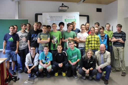 Die Schüler der Klasse 2a der
Landwirtschaftlichen Lehranstalt Lienz (LLA) mit Ranger Anna Brugger
und Wolfgang Syrowatka, VERBUND. Quelle: NPHT