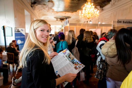 Vorschau Bild von Arbeitgeber persönlich treffen, sich über
Weiterbildung informieren, den eigenen Auftritt überprüfen lassen:
Rund 70 Unternehmen und Organisationen präsentieren sich beim 8.
Karriereforum der "Salzburger Nachrichten" am Dienstag, dem 4.
November, von 9 bis 16 Uhr bei freiem Eintritt auf fast 2000 m2 in
der Residenz zu Salzburg.