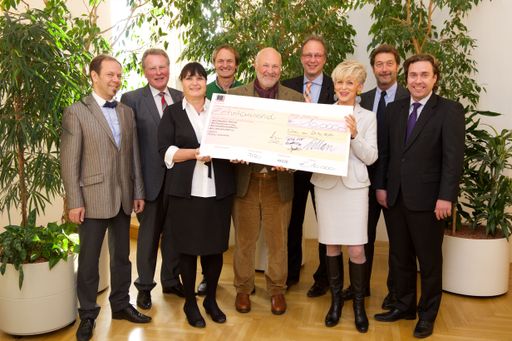 Vorschau Bild von Scheckübergabe im Apothekerhaus v.l.n.r.
FORUM!pharmazie-Präsident Gerold, Verbandspräsident Müller-Uri, PSHÖ
- DV-Präsidentin Anderle, Verlagsdirektor Traxler, PSHÖ -
DV-Vorstand Volc, Apothekerkammer-Präsident Wellan, PSHÖ -
DV-Vizepräsidentin Oswald, Apothekerbank-Direktor Schmid,
VAAÖ-Vizepräsident Podroschko