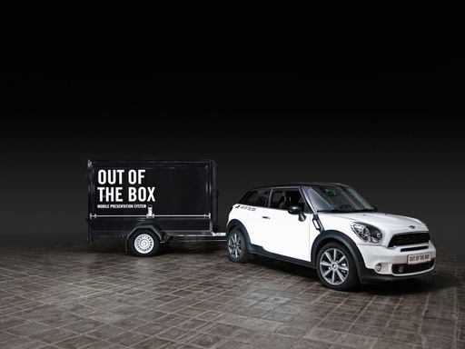 Vorschau Bild von OUT OF THE BOX bietet ein neues und innovatives Komplettsystem
für Präsentationsstände, welches werkzeuglos in 60 Minuten durch 2
Personen aufgebaut werden kann.
