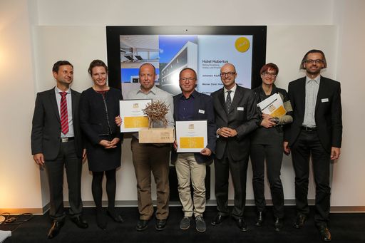 http://www.apa-fotoservice.at/galerie/5955
v.l.n.r.: Bau.Genial Vizepräsident Mag. Andreas Bauer, Bau.Genial
Präsindentin Mag. Monika Döll, Architekt Dip. Ing. Johannes
Kaufmann, Michael Kaufmann, Kaufmann Zimmerei, Mag. Matthias Koch
WKO, Dipl. Ing. Isabella Marboe, Dipl. Ing. Gerhard Kopeinig, beide
Jury