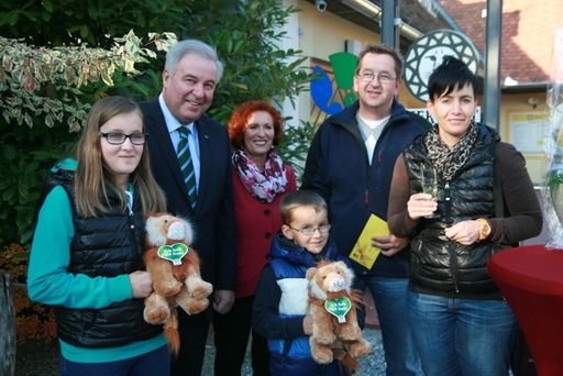  Mit Familie Hofstätter aus Vorau wurde erstmals
der 200.000 Gast in der Tierwelt Herberstein begrüßt.