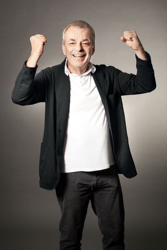 Vorschau Bild von WEIN & CO Firmengründer Heinz Kammerer freut
sich über den regen Besucherstrom von Jung und Alt: "Das ist
Demokratisierung des Weines in Reinkultur." ((C)WEIN & CO)