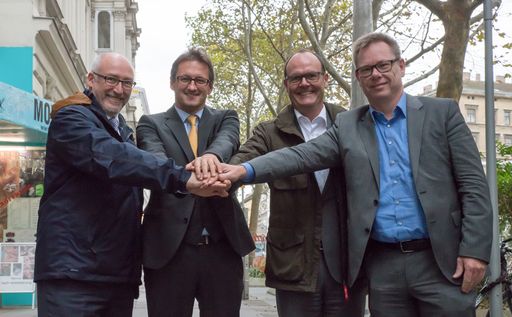  Markus Grunwald, Vorstand der Know How! AG, Johannes Schneider,
Geschäftsführer von Webducation und die Vorstände der Know How! AG
Martin Kundt und Frieder Tempel nach der Vertragsunterzeichnung.