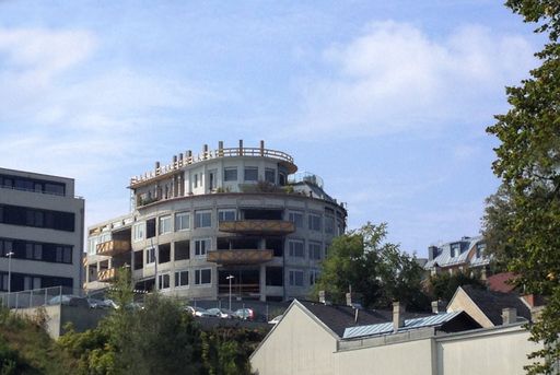  Bis Anfang 2015 entstehen in Klosterneuburg 19 neue
Eigentumswohnungen. Der Projektname "u:live" steht dabei für
Gebäudeform und Wohnqualität.