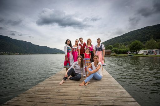  Schneiderin Stefanie Kaiser (32) und
Entwicklungshelferin Martina Ressmann (34) haben im August 2014 das
"AFRIKAdirndl" aus der Taufe gehoben: Ein Dirndlkleid, das
klassische, österreichische Dirndlschnitte neu interpretiert und mit
afrikanischen Stoffen aus Tansania, Ghana, Mali und Kamerun
kombiniert.