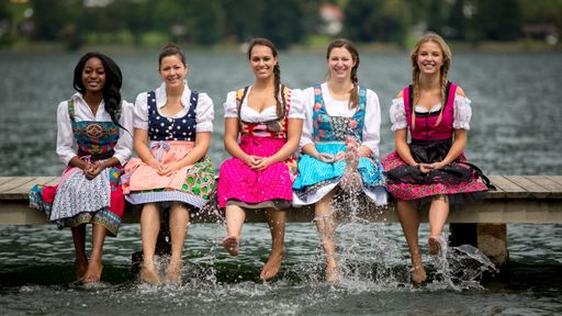 Vorschau Bild von Die erste Kollektion der AFRIKAdirndl-Familie.
Stoffe aus Kamerun, Ghana, Tansania und Mali ergänzt mit
österreichischen Stoffe werden in einem traditionellen Dirndlschnitt
mit einander verbunden.