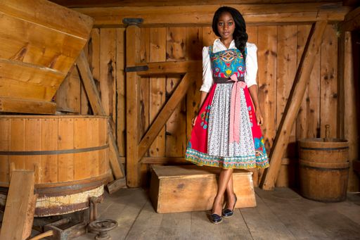 Vorschau Bild von Alle Kleider aus der AFRIKAdirndl-Familie sind
Einzelstücke. Nach 20 Stunden Handarbeit verlässt es katalogisiert
das Atelier von Stefanie Kaiser. Das Model trägt ein AFRIKAdirndl
aus Stoffen aus Kamerun und Blaudruck aus Österreich. Dieses Modell
ist auch im Onlineshop unter
https://wear-from.com/en/73-purchase-with-purpose erhältlich.