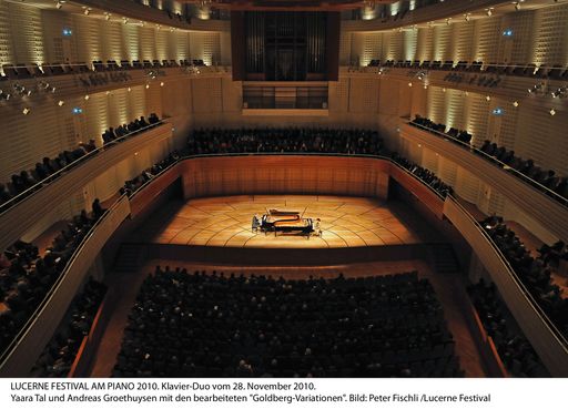 LUCERNE_FESTIVAL_AM_PIANO_2010_KLAVIER_DUO_28092010.Yaara Tal und
Andreas Groethuysen mit den bearbeiteten "Goldberg-Variationen".
Bild: Peter Fischli /Lucerne Festival