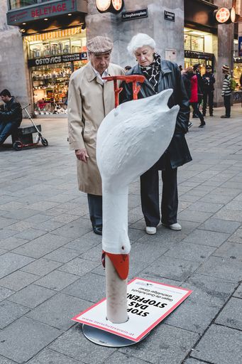 Passanten reagieren mit Betroffenheit auf die
Grausamkeiten der Gänsemast.