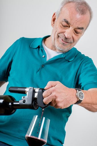 WEIN & CO Firmengründer Heinz Kammerer testet Coravin