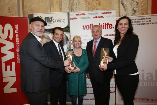 Im Bild vlnr.: Erich Fenninger, George Zarkalis (GF
Novartis), Brigitte Dittrich (Preisträgerin in der Kategorie
„Pflegende Angehörige“, Sozialminister Rudolf Hundstorfer und Sabine
Moravi (Novartis) mit der „Luise“, dem Pflege- und Betreuungspreis
der Volkshilfe.