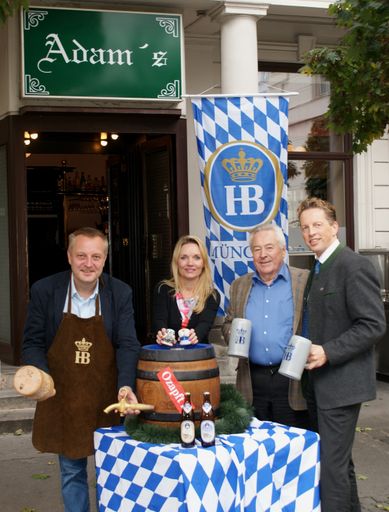  Familie Adam und Franz Förg beim Bieranstich im Garten