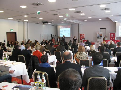  Apotheken, Behörden, Pharmaindustrie, internationale
Versandapotheken, Konsumentenvertreter und Rechtsexperten
diskutieren über die akutellen Entwicklungen im Arzneimittelversand,
Pharmatranpsort und Pharmaverpackung.