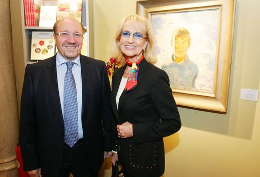 http://www.apa-fotoservice.at/galerie/6056 Im Bild
v.l.n.r.: Horst Szaal (Messeveranstalter der WIKAM) und Dagmar
Koller