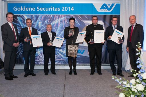  Kategorie Innovativ für mehr Sicherheit; v.l.n.r.
GD DI Peter Vavken (AUVA), Ing. Gottfried Waizinger (Waizinger
Ges.mbH & Co KG), Werner Mur (Tischlerei MUR), Arabella Kruschinski
(Madame Tussauds Austria GmbH), DI Thomas Schultermandl (Imerys Talc
Austria GmbH), Wilfried Wieshofer (Wieshofer GmbH) (Goldene) und Dr.
Martin Gleitsmann (WKÖ)