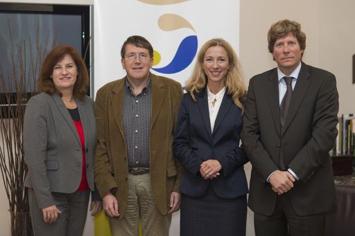 Im Bild v.l.n.r..: Mag. Gabriele Ostermann
(Sanofi), Prim. Univ.-Prof. Dr. Peter Fasching (Wilhelminenspital
der Stadt Wien), Mag. Sabine Radl (Sanofi), DI. Dr. Wolfgang
Habacher (Joanneum Research Forschungsgesellschaft mbH)
