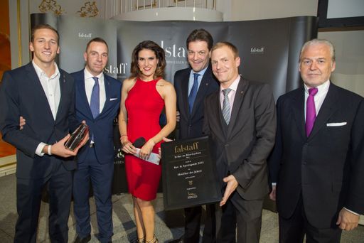 http://www.apa-fotoservice.at/galerie/6112/ Im
Bild v.l.n.r.: Lukas Hochmuth (Barkeeper The Ritz-Carlton Vienna),
Daniel Schulze (F&B Manager The Ritz-Carlton Vienna), Elke
Lichtenegger (Ö3 Moderatorin), Matthias Vogt (General Manager The
Ritz-Carlton Vienna), Christoph Penz (Barchef Atmosphere Rooftop-Bar
The Ritz-Carlton Vienna), Wolfgang M. Rosam (Falstaff Herausgeber)