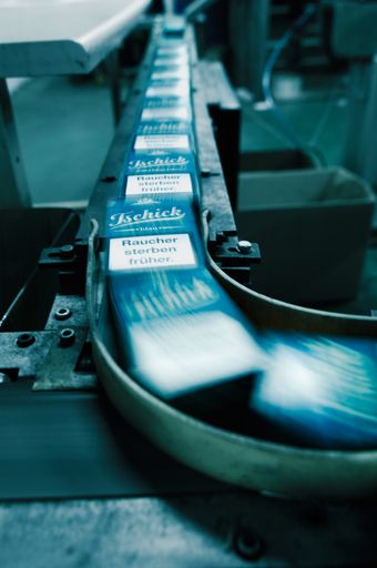 Die Vision von GF Reinhard Leitner ist es, die
Zigarettenproduktion nach Österreich zurückzuholen. Seit 2009 gibt
es in unserem Land keine Produktionsstätten mehr. Die TSCHHICK wird
derzeit noch in Polen produziert, wie fast alle in Ö erhältlichen
Zigaretten.