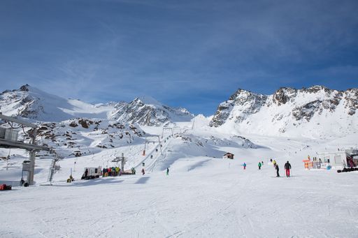  So wie hier am Pitztaler Gletscher nutzten
Wintersportler auf den fünf Tiroler Gletscherskigebieten die
Gelegenheit, um die Wintersaison zu eröffnen.