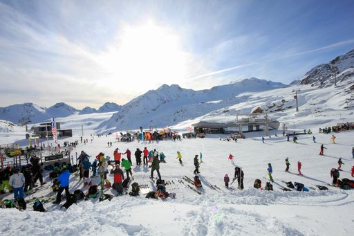 Vorschau Bild von Neuschnee und Sonnenschein bescherten den
Tiroler Gletscherskigebieten am vergangenen Wochenende viele
Skigäste.