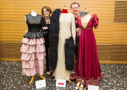  Maria Smodics-Neumann (Obfrau Sparte Gewerbe und
Handwerk) und Josef Bitzinger (Obmann Sparte Tourismus und
Freizeitwirtschaft) mit Modellen von Ingeborg Köberl, Norbert Tlusti
und Melitta Rockenbauer (v.l.).