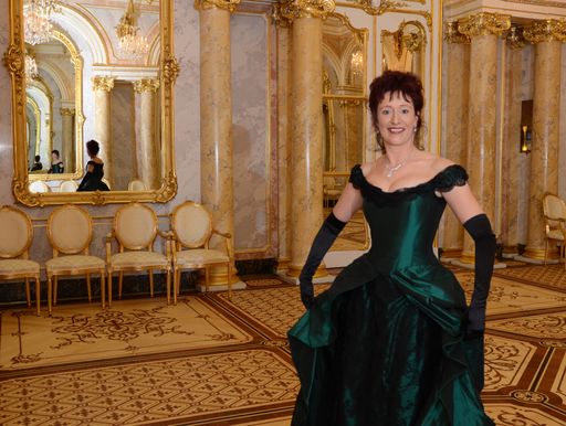 Ulrike Schweikert beim Fotoshooting in grüner Robe im Spiegelsaal
des Palais Coburg.