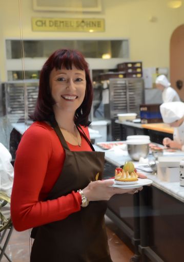 Vorschau Bild von Ulrike Schweikert bei ihrem Besuch im Demel.